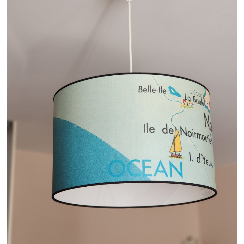 Suspension OU ABAT JOUR CARTE DE LA LOIRE ATLANTIQU  ANCIENNE  AFFICHE SCOLAIRE